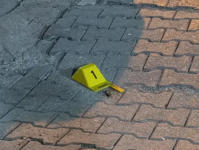 Hastaneye kaldırılan yaralılar için acil servis önünde bekleyen ekipler