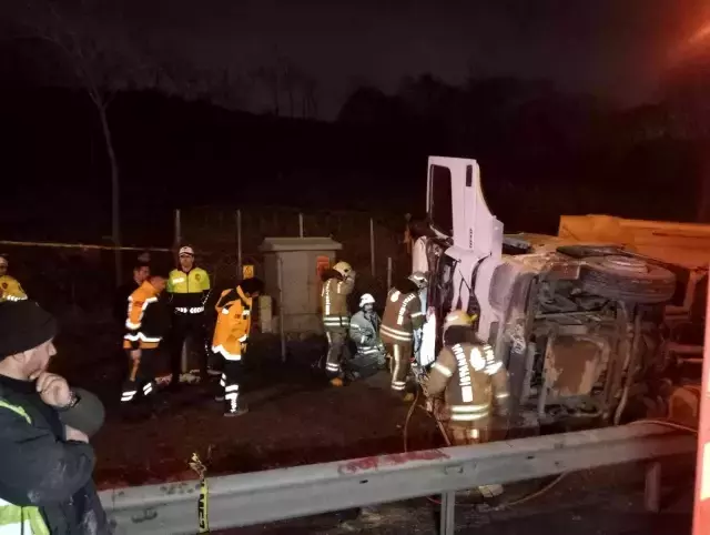 TEM Otoyolu'nda hafriyat kamyonu devrildi: 1 ölü, 1 yaralı