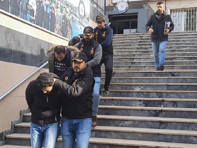 Telefondaki sesin polis olduğuna inanıp 4,5 milyon liralık altınını verdi