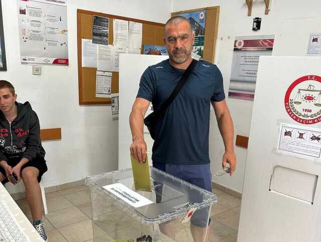 2007'de Türk vatandaşlığına geçen eski futbolcu Balili, cumhurbaşkanlığı seçimi için oy verdi