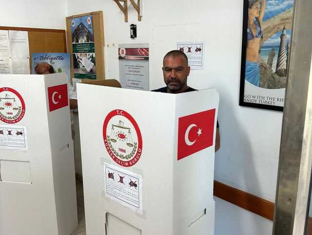 2007'de Türk vatandaşlığına geçen eski futbolcu Balili, cumhurbaşkanlığı seçimi için oy verdi