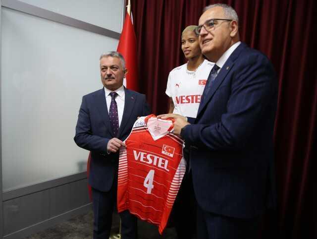 Melissa Vargas'a Malatya'da onur belgesi verildi