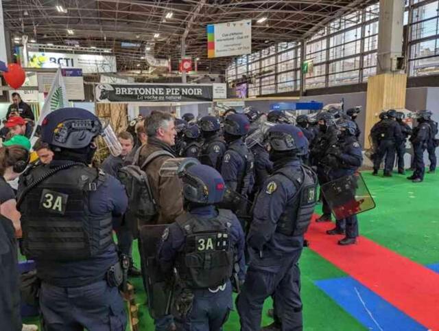 Fransız çiftçiler Macron'un istifasını istiyor