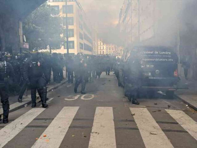Paris'teki 1 Mayıs Gösterilerinde Polis Müdahalesi