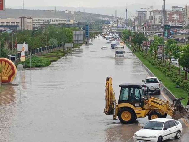 Şiddetli yağış başkenti felç etti! Sokaklar göle döndü, araçlar suya gömüldü