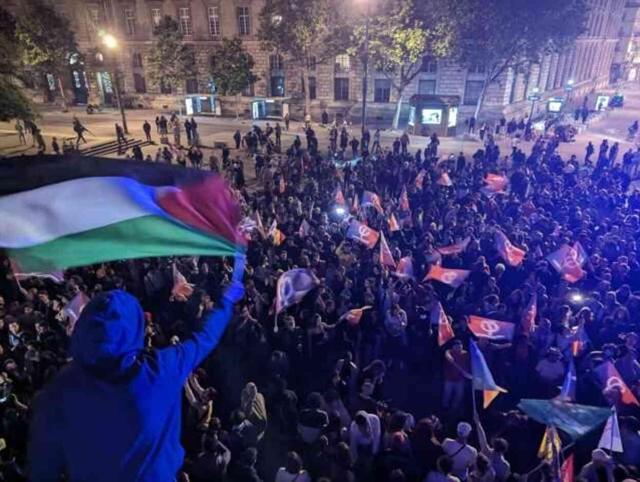 Fransa'da aşırı sağcılar seçim zaferine tepki gösterdi! Fransa'da ne oldu?