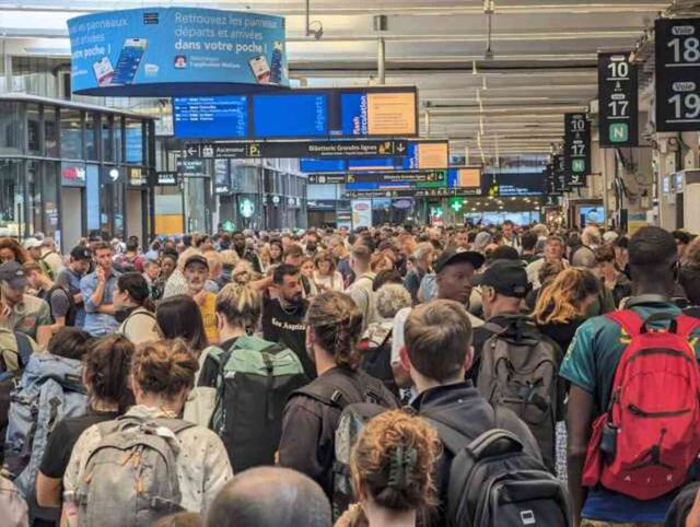 Rus 'casus' tutuklanmasının ardından Fransa'da büyük kundaklama saldırısı: 800.000 yolcu etkilendi