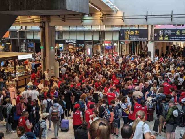 Rus 'casus' tutuklanmasının ardından Fransa'da büyük kundaklama saldırısı: 800.000 yolcu etkilendi