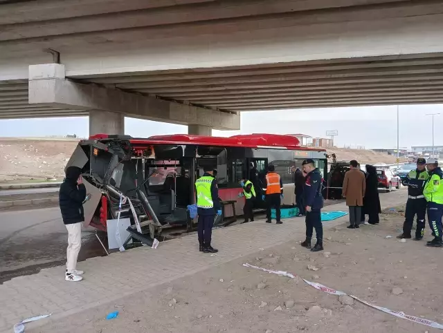 Ankara'da tır, belediye otobüsüne çarptı! 1 ölü, 1 yaralı