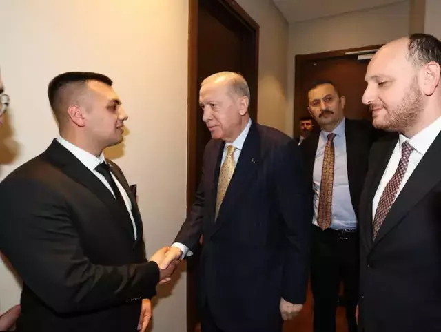 Cumhurbaşkanı Erdoğan, adına parti rozetini taktı.