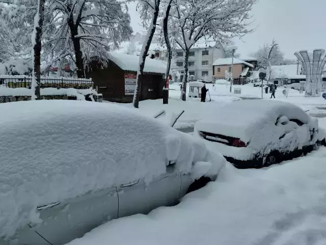 İstanbul'un yanı başında kar kalınlığı yarım metreye ulaştı