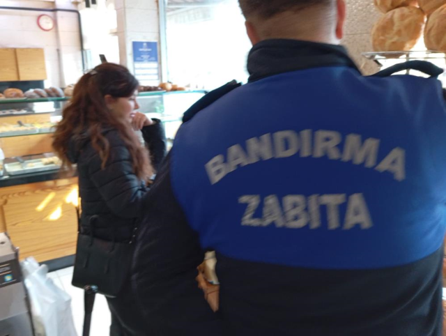 Kurabiyeyi ısırdığı an şoke oldu! Çikolata parçacığı yerine bakın ne çıktı