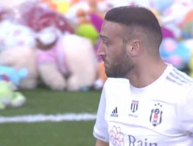 Beşiktaş-Antalyaspor maçında duygu dolu anlar! Cenk Tosun hüngür hüngür ağladı