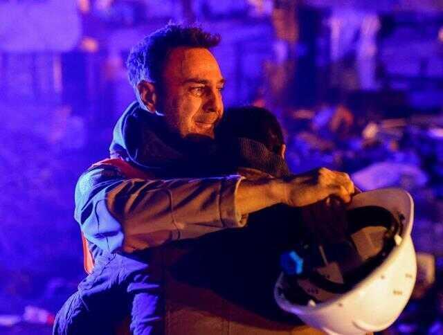 Oyuncu Ogün Kaptanoğlu, arama kurtarma çalışmalarına katılarak bir kişiyi enkazdan çıkardı