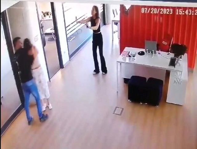 İşe alkollü geldiği için işten çıkarılan adam, elindeki bıçakla bir kadını rehin aldı