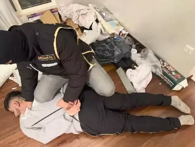 'Yolyemezler Çetesi'nin lideri, mutfak tezgahının altındaki gizli bölmede yakalandı