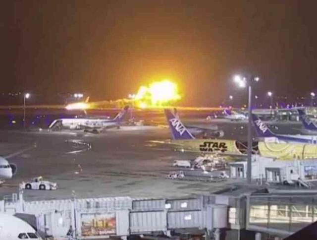 Japonya'yı ayağa kaldıran görüntü! 400 yolcunun bulunduğu uçak bir anda alev aldı