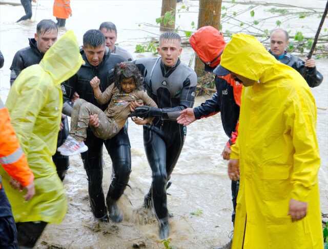 Son Dakika! Kırklareli'nde selde kaybolan bir kişinin daha cansız bedenine ulaşıldı, kayıp 3 kişiyi arama çalışmaları sürüyor