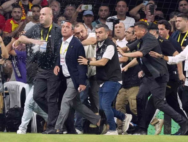 Yere düştü! Ali Koç, İzmir'de saldırıya uğradı