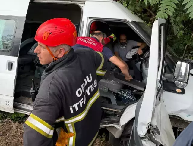 Ordu'da minibüs ile otomobil çarpıştı: 16 yaralı