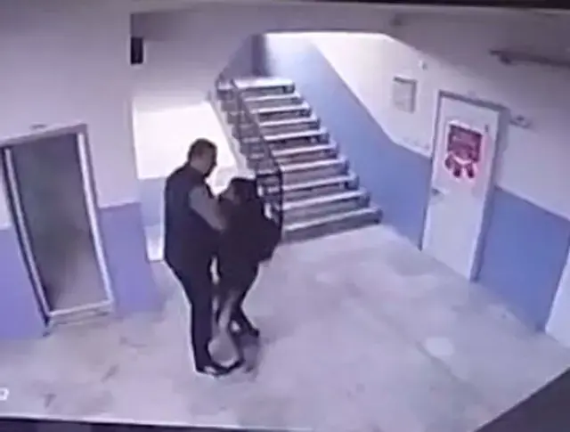 Okul merdivenlerinde otizmli öğrenci ile müdürün bulunduğu an
