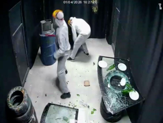 Bu eve gelen her şeyi kırıp döküyor