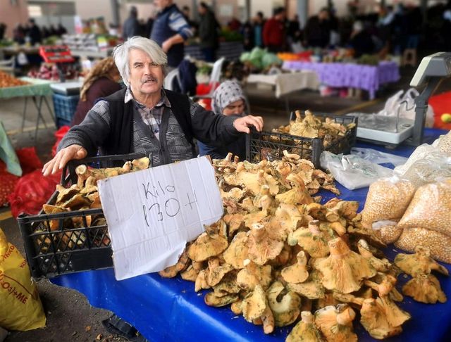 Kilosu 150 TL'yi geçen ürünü satan esnafın tezgaha bıraktığı fiyat listesine kimse inanamadı