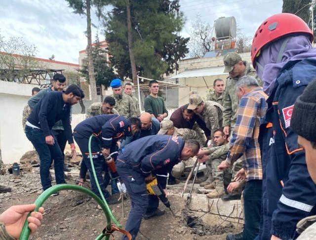 Depremde hasar gören tek katlı bina çöktü! Enkaz altında kalan tarım işçisi hayatını kaybetti
