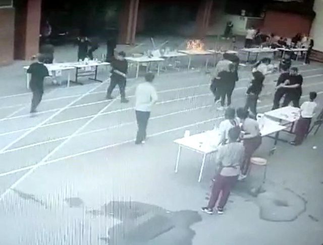 Özel okulda deney sırasında patlama anı güvenlik kamerasında