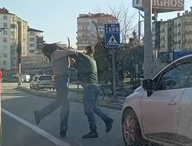 Aksaray'da bir şahıs, trafikte başka bir araçta bulunan kadına saldırdı