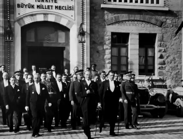 Cumhuriyetimizin kurucusu Ulu Önder Mustafa Kemal Atatürk'ün ebediyete intikalinin üzerinden 87 yıl geçti