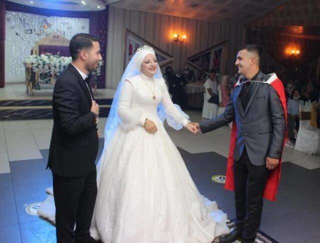 Asker kardeşten ablaya en güzel düğün hediyesi! Gönderdiği mesaj okunurken bayrağa sarılı halde salona girdi