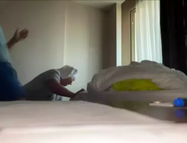 Babasını çekiçle öldüren Rusyalı gencin, annesine saldırdığı anlar ortaya çıktı