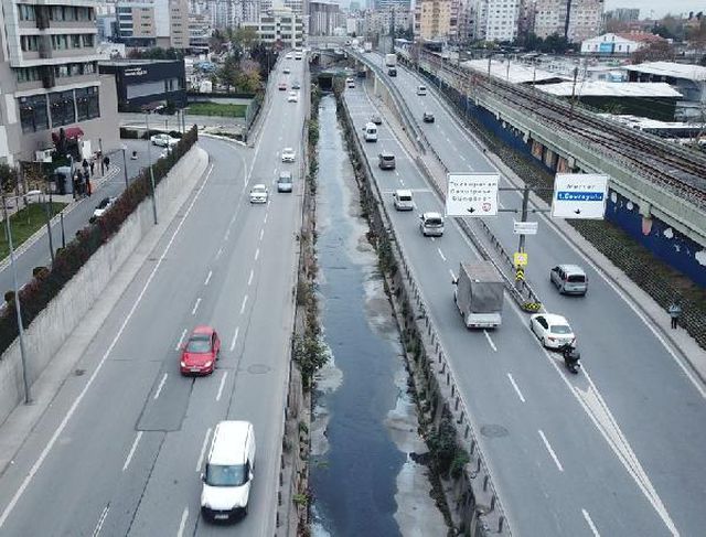 AYVALIDERE'DE MAVİ RENKTE AKAN SU ENDİŞE YARATTI