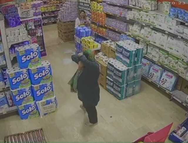 Sevdiği şarkıyı duyan yaşlı kadın, marketin ortasında dans şovu yaptı