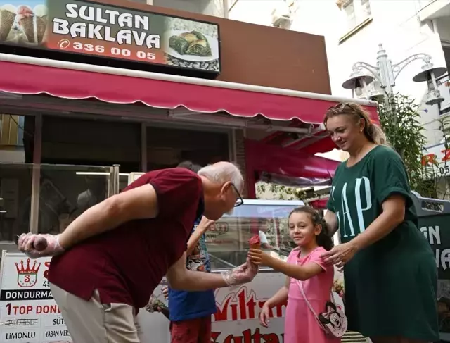 Dondurmacı 'Arif Dede', çocuklara dondurma ikram ederek onların sevgisini kazanıyor