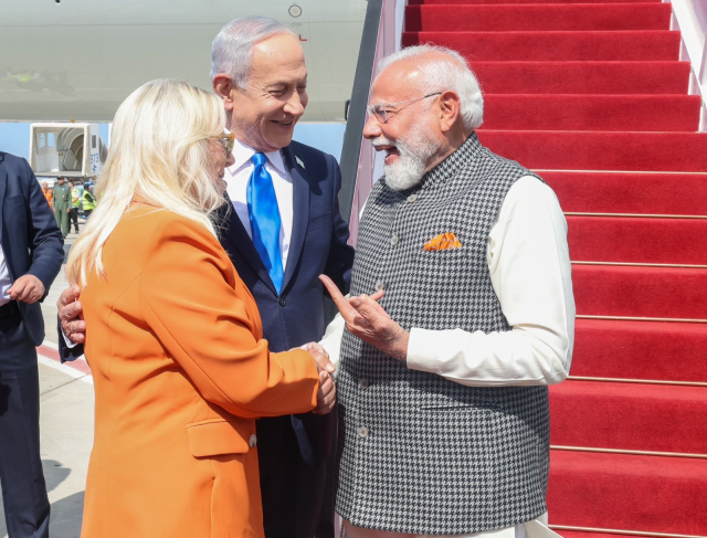 Hindistan Başbakanı Narendra Modi, u&ccedil;aktan iner inmez Netanyahu'ya sarıldı