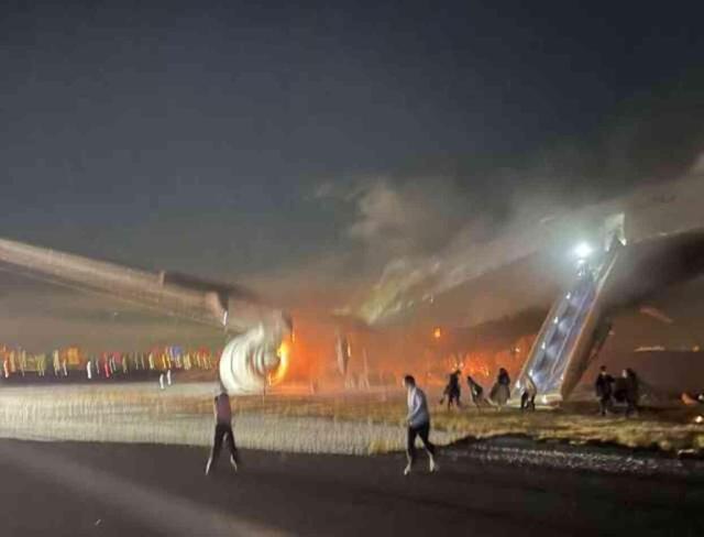Derslerde okutulması gereken operasyon! Yanan uçaktaki 379 yolcuyu 90 saniye içinde tahliye ettiler
