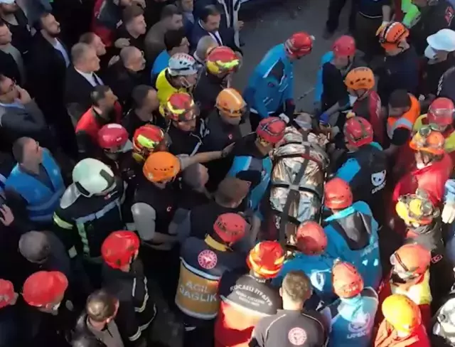 Gebze'de yıkılan binada 2 kişinin cansız bedenine ulaşıldı, 1 kişi sağ çıkarıldı