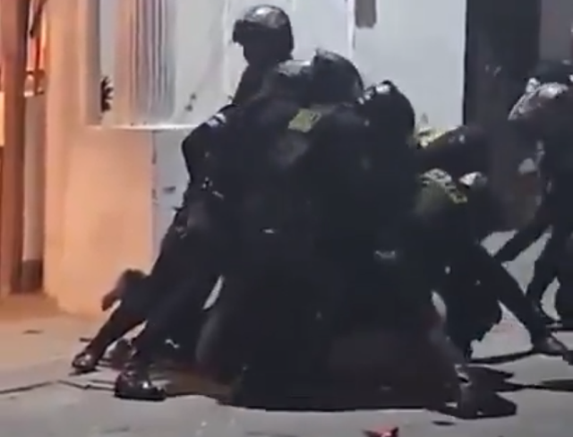 Çevredekiler saldıran şahsı, 9 polis güçlükle gözaltına aldı