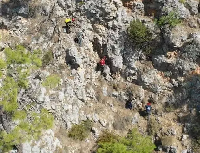 Uçurumda mahsur kalan 2 defineciyi ekipler kurtardı