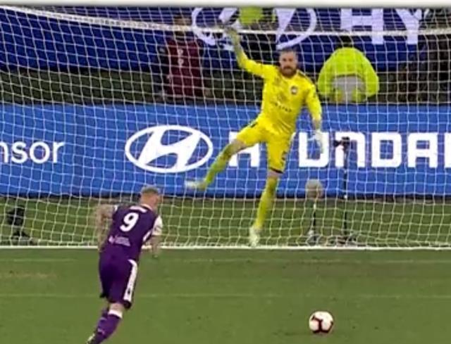 Bir değil iki değil! Dünya dans ederek penaltı kurtaran kaleciyi konuşuyor