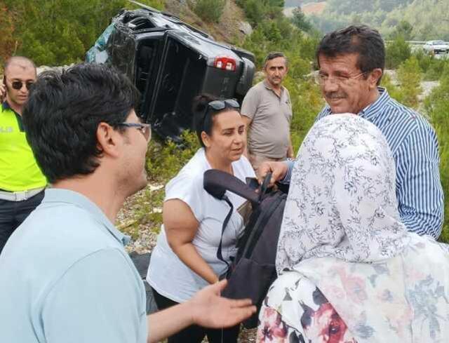 Eski Ekonomi Bakanı Nihat Zeybekci trafik kazası geçirdi