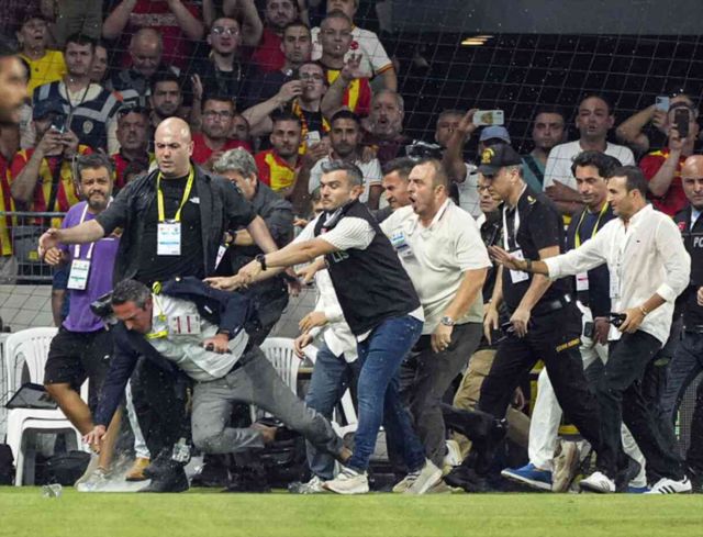 Yere düştü! Ali Koç, İzmir'de saldırıya uğradı