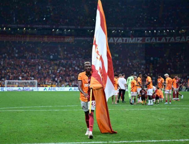Maç biter bitmez soluğu tribünde aldı! Osimhen, galibiyeti taraftarların arasında kutladı