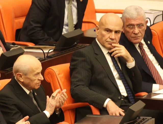 Müsavat Dervişoğlu ve Turhan Çömez'in Bahçeli'ye bakışı olay oldu