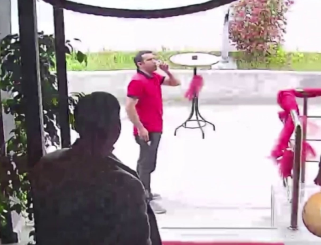 Depremden elinde çay bardağıyla kaçtı, dışarı çıkınca da yudumladı