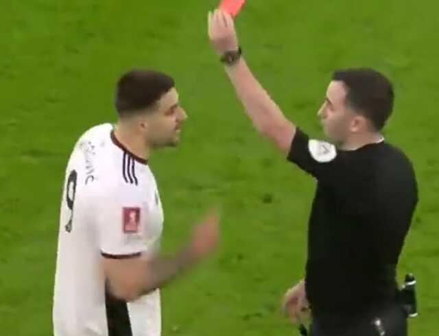 Futboldan men etseydiniz! Hakemi dürten Mitrovic'e verilen cezanın örneği tarihte yok