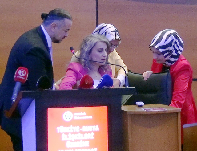 Panelde sunum yapan akademisyen aniden fenalaştı