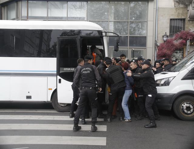 Taksim'e yürümek isteyen gruplara gözaltı